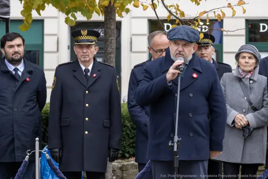 Uroczystość z przemówieniem, obecni przedstawiciele władz i mieszkańcy.
