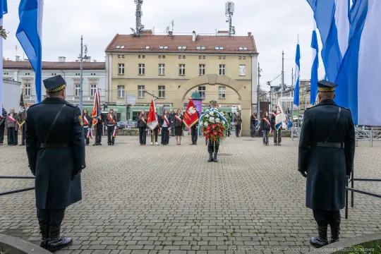 Ceremonia złożenia wieńca z flagami i pocztami sztandarowymi.