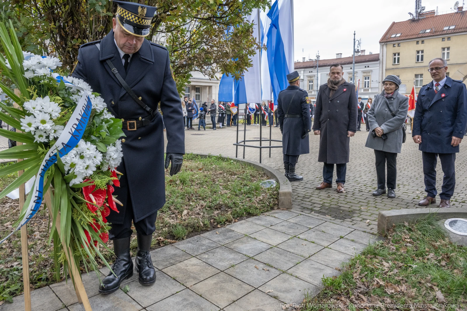 Uroczystość składania wieńca w towarzystwie flag i uczestników.  Autor: Piotr Wojnarowski