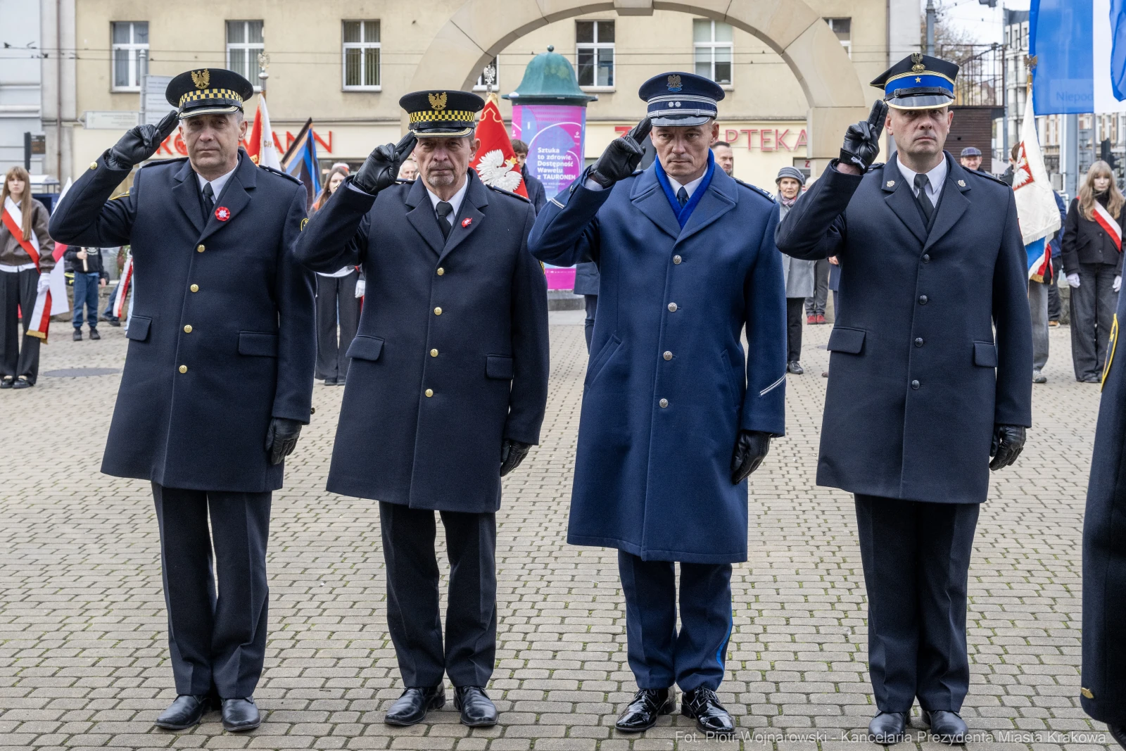 Czterech mężczyzn w mundurach salutuje podczas uroczystości.  Autor: Piotr Wojnarowski