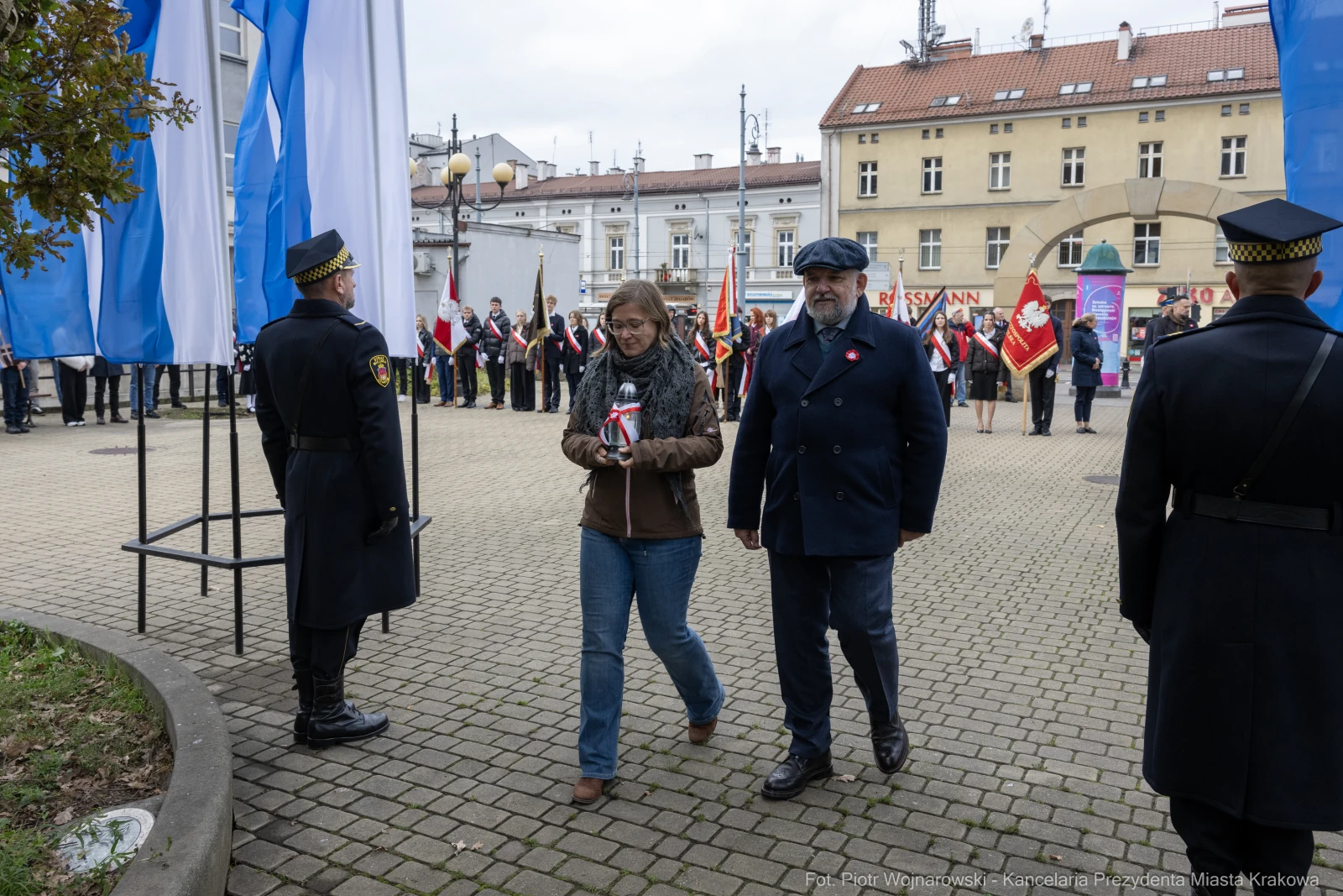 Uroczystość z udziałem przedstawicieli władz i pocztów sztandarowych.  Autor: Piotr Wojnarowski