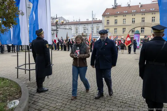 Uroczystość z udziałem przedstawicieli władz i pocztów sztandarowych.