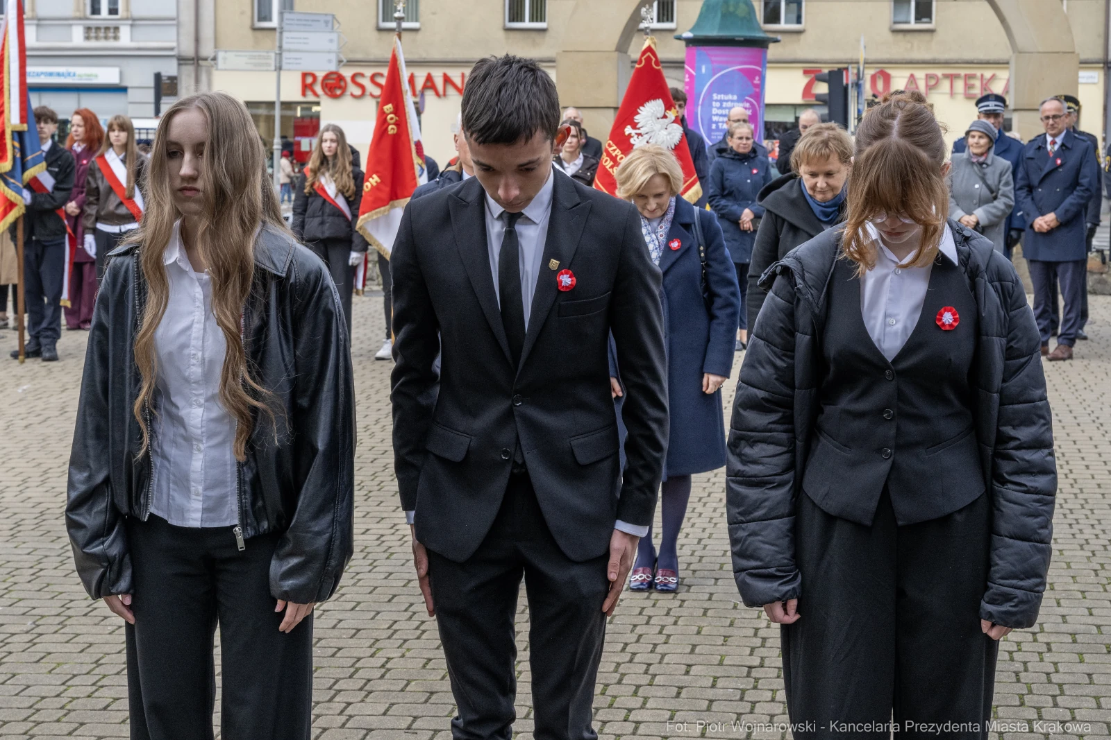 Młodzież w strojach formalnych składa hołd podczas uroczystości.  Autor: Piotr Wojnarowski