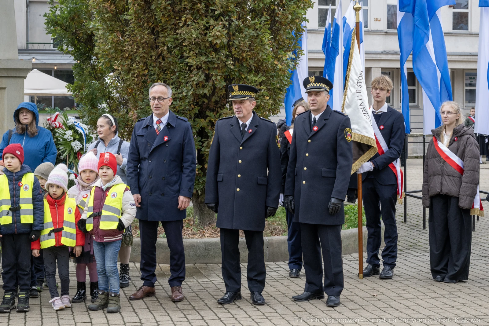Uczestnicy uroczystości patriotycznej z flagami i odznaczeniami.  Autor: Piotr Wojnarowski