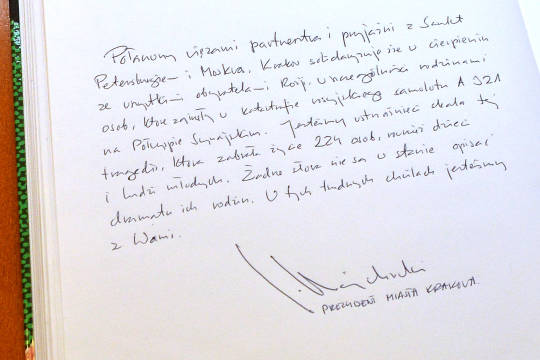 Prezydent Miasta Krakowa Jacek Majchrowski wpisał się do Księgi Kondolencyjnej wystawionej w Konsulacie Generalnym Federacji Rosyjskiej w związku z katastrofą rosyjskiego samolotu A321.