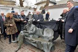 Ławeczka Jana Karskiego stanęła na krakowskim Kazimierzu [WIDEO]