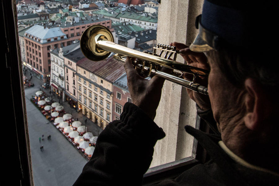Krakowski hejnał na żywo w internecie. Transmisje codziennie w samo południe [WIDEO]