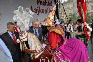 Na Rynku Głównym Lajkonik odebrał haracz od prezydenta Krakowa Jacka Majchrowskiego.