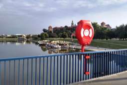 Koła ratunkowe na mostach tańsze niż zakładano