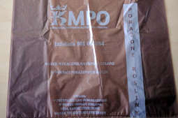 MPO zbiera chore rośliny. Weź brązowy worek