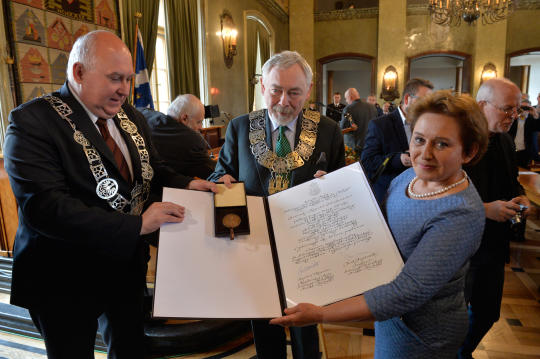 wręczenie brązowego medalu Cracoviae Merenti Studenckiemu Komitetowi Solidarności
