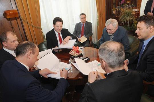 Podpisanie umowy na dostawę autobusów