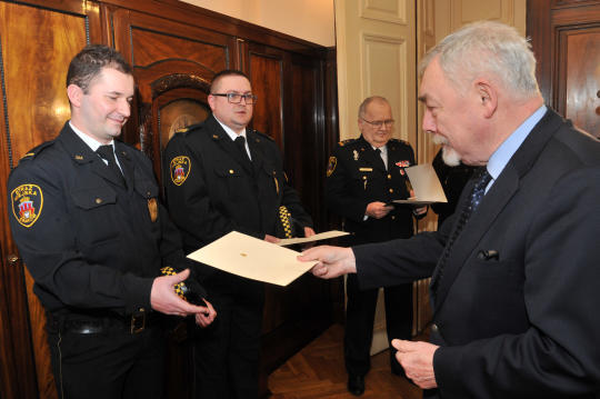 Strażnicy miejscy nagrodzeni.