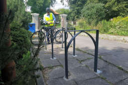 Stojaki rowerowe ze starych pieców posłużą studentom i turystom