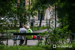 Seniorzy wciąż powinni uważać