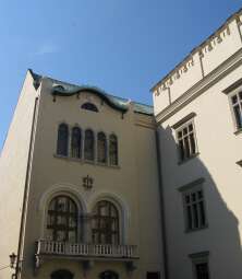 dobudowane skrzydło  