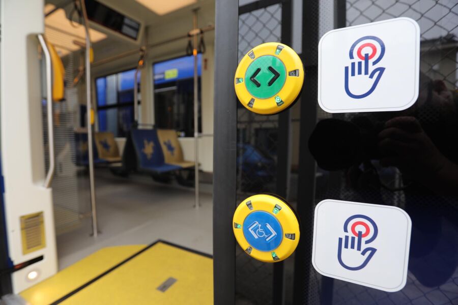 Prowadzący znów będą otwierać drzwi w tramwajach i autobusach