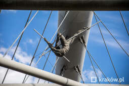 Cztery rzeźby z wystawy na kładce o. Bernatka należą do miasta