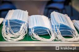 Niemal wszyscy pasażerowie podróżują w maseczkach