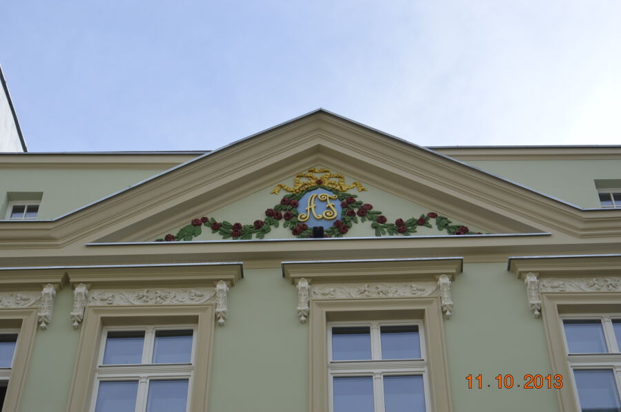 tympanon z inicjałami AF