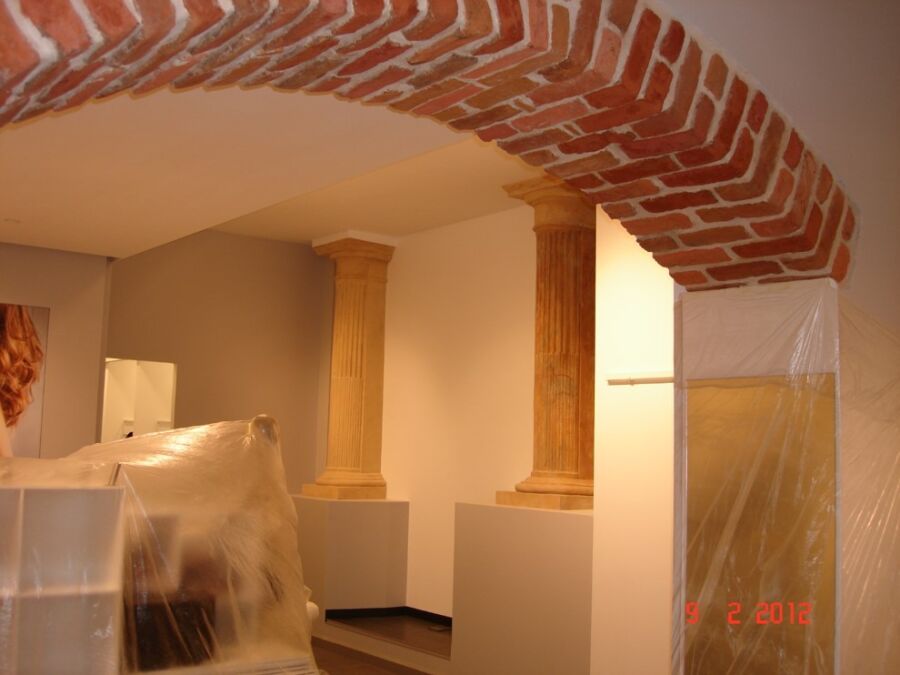 odkryte kolumny międzyokienne po konserwacji