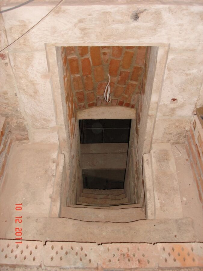 schody prowadzące do gotyckiej piwnicy