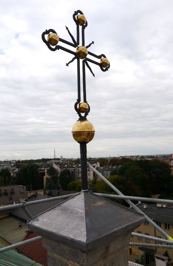 krzyż nad zwieńczeniem - po pracach