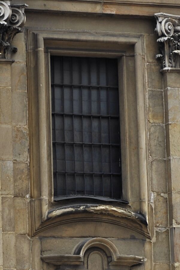 okno w obramieniu kamiennym - stan przed 