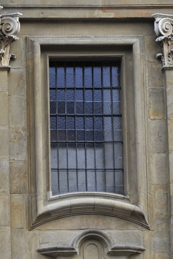 okno w obramieniu kamiennym po pracach 