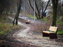 Przejdź się naturalnymi alejkami w parku rzecznym Wilga