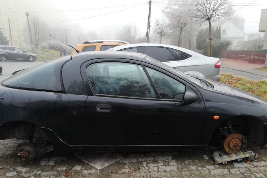 Wrak samochodu, straż miejska, porzucony samochód