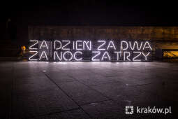 Nim wstanie dzień – spacer po krakowskich instalacjach artystycznych