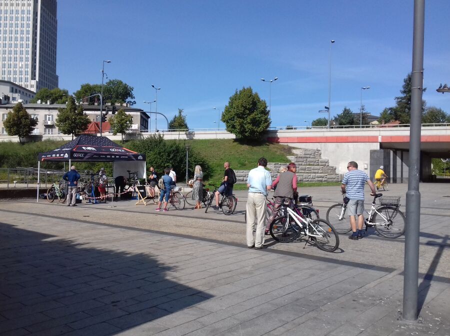 HANDSHAKE - Bicycle safety check in Kraków