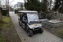 Seniorzy na groby bliskich mogą dotrzeć meleksami 