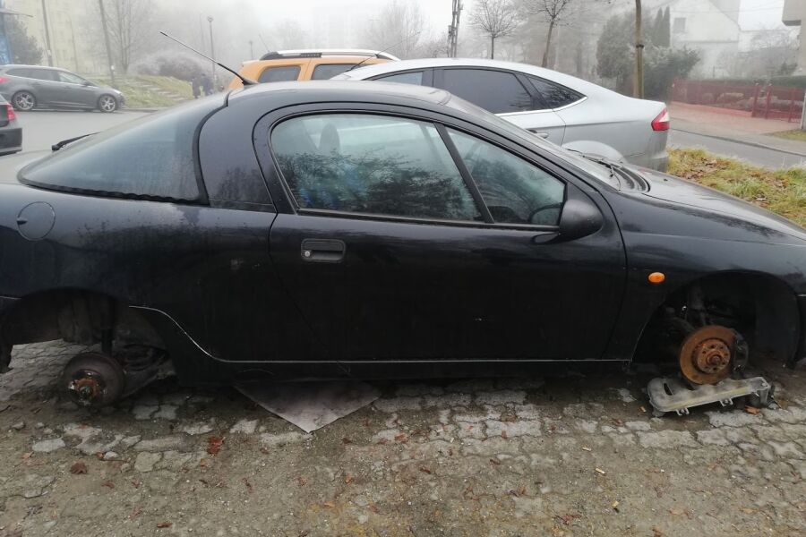 Wrak samochodu, straż miejska, porzucony samochód