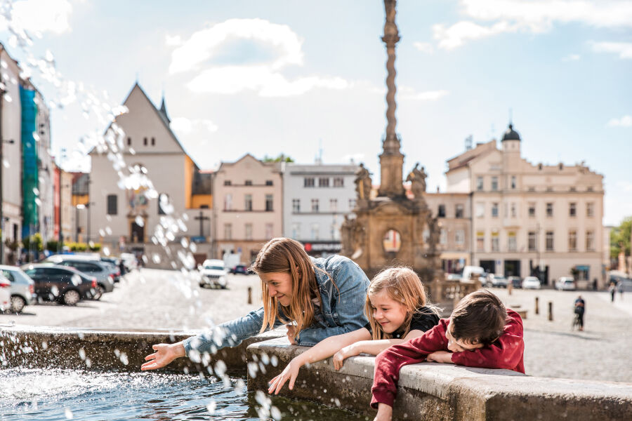 dzieci przy fontannie Oriona w Ołomuńcu 
