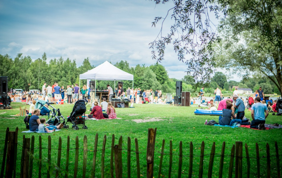 rodzinny piknik w parku 