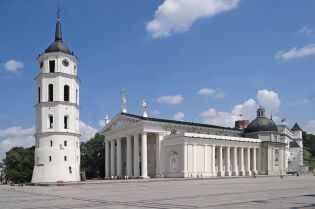 Plac Katedralny w Wilnie z widokiem Katedry i dzwonnicy . Fot. Jean-Pierre Dalbéra – Wikipedia 