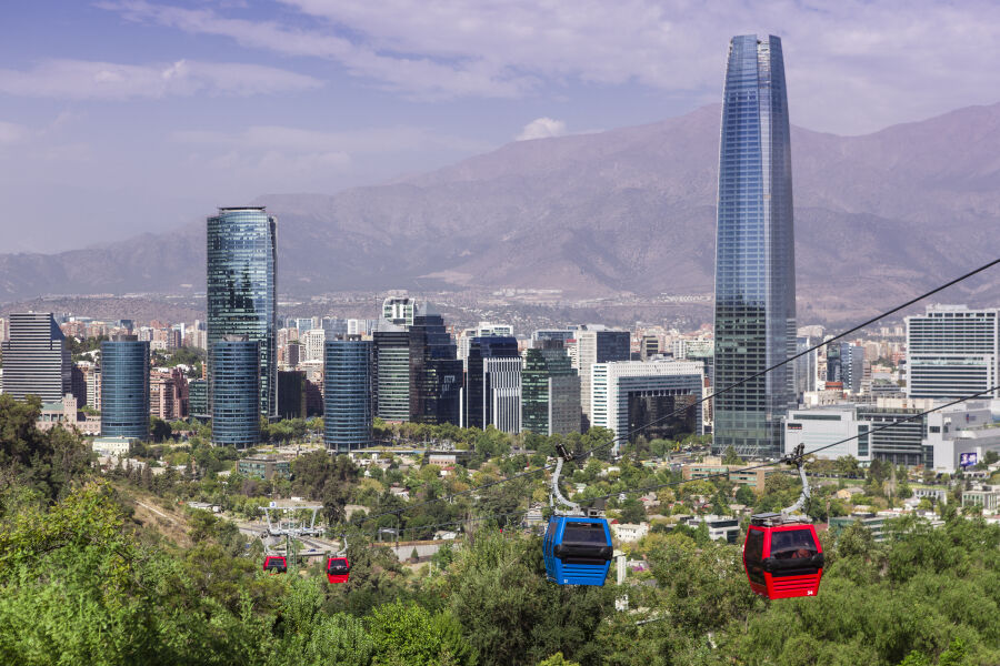 Santiago de Chile  - widok na nowoczesną metropolię położoną w kotlinie gór, miasto z wysoką zabudową 