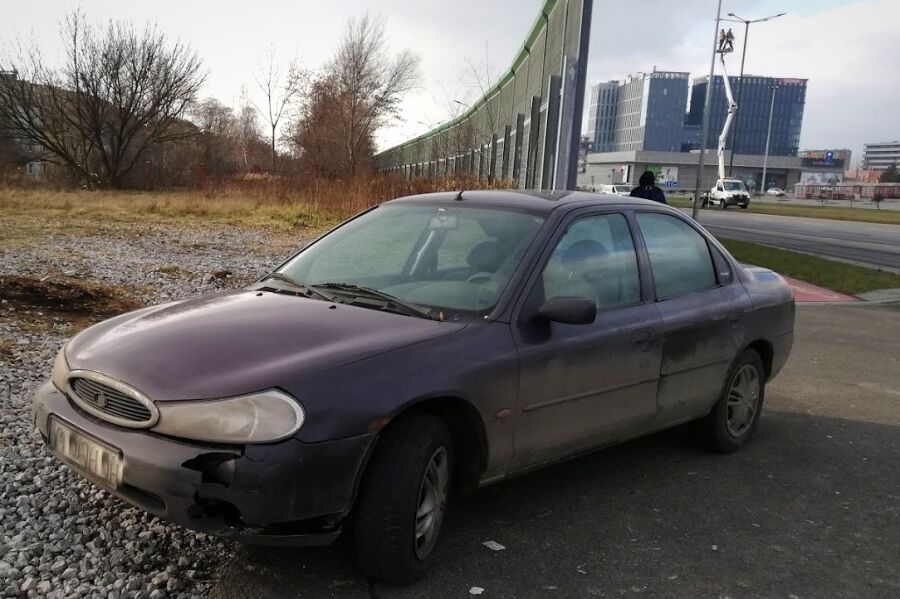 Wrak samochodu, straż miejska, porzucony samochód