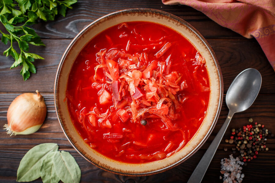 Barszcz ukraiński - widok z góry na miskę tradycyjnej ukraińskiej zupy warzywnej, z burakami kapustą