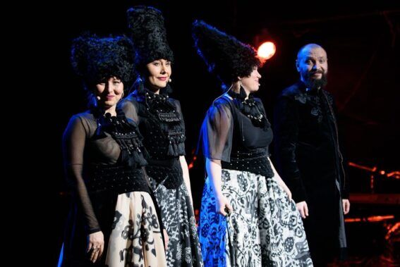 Przedstawienie w Dovzhenko Centre - artyści na scenie oswietlonej reflektorami