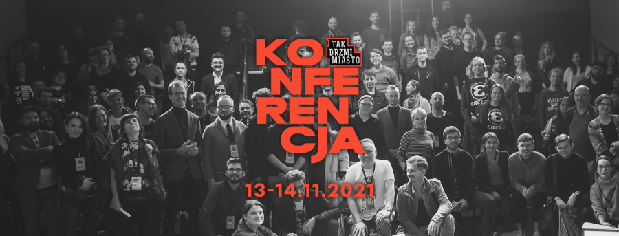 materiał graficzny organizatora. Czarno białe zdjęcie przedstawiające wiele osób stojących frontem. Na tym tle napis: Konferencja Tak Brzmi Miasto 13-14 listopada 2021.    
