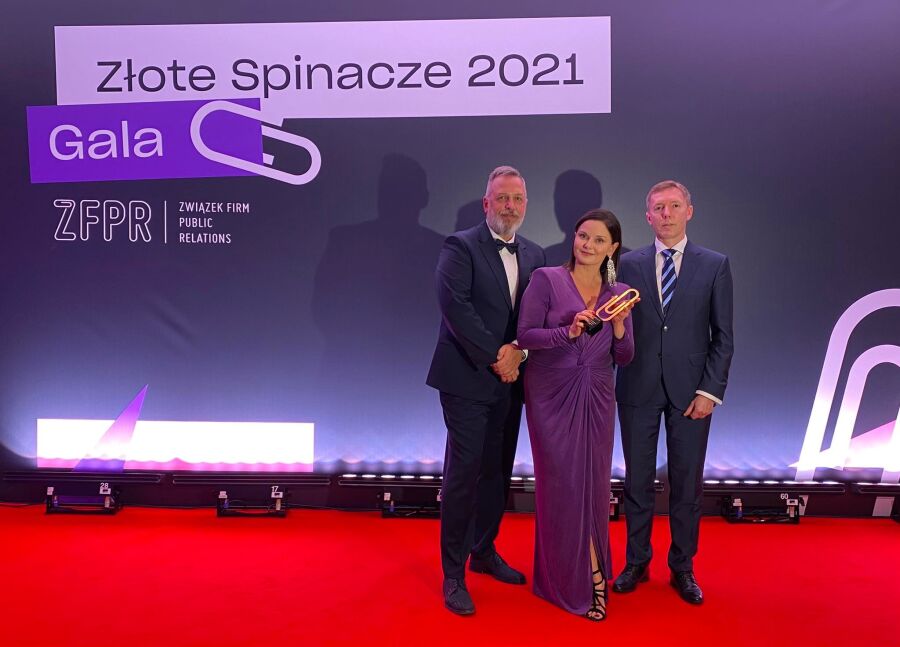 brązowy spinacz, złote spinacze