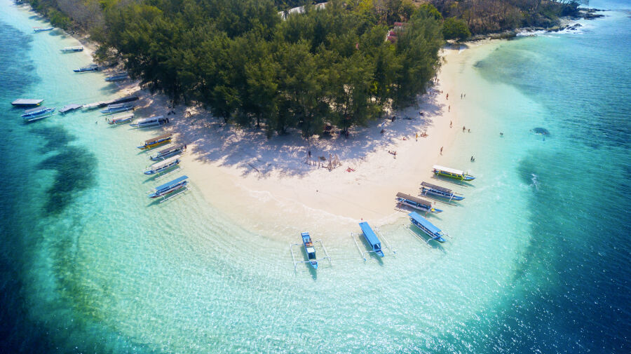plaża w Indonezji i łodzie przy brzegu, z lotu ptaka 