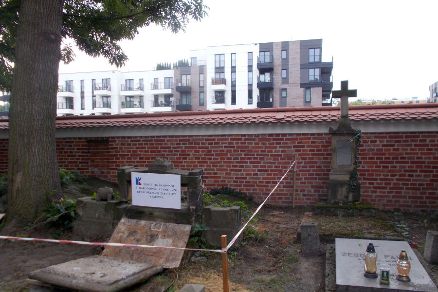 Mur na cmentarzu Rakowickim