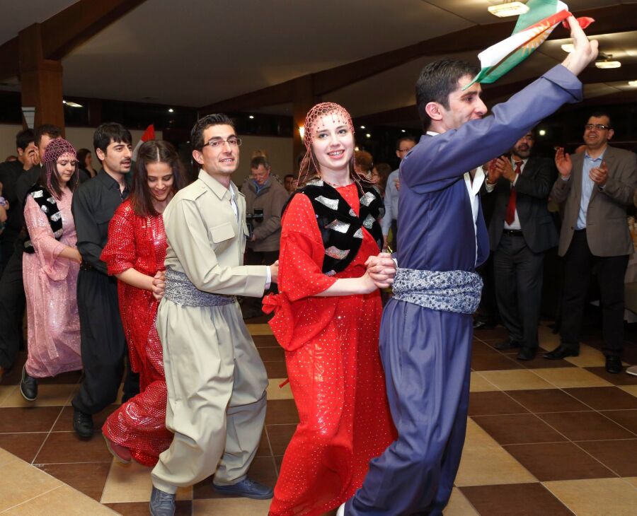 Zespół tańczący w narodowych strojach kurdyjskich