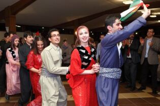 Zespół tańczący w narodowych strojach kurdyjskich