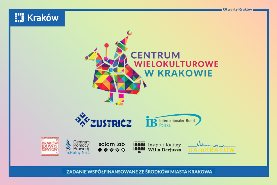 Logo Centrum Wielokulturowego w Krakowie. w Centralnej części schematyczny lajkonik złożony z wielokolorowych trójkątów oraz kolorowy napis Centrum Wielokulturowe w Krakowie.  
