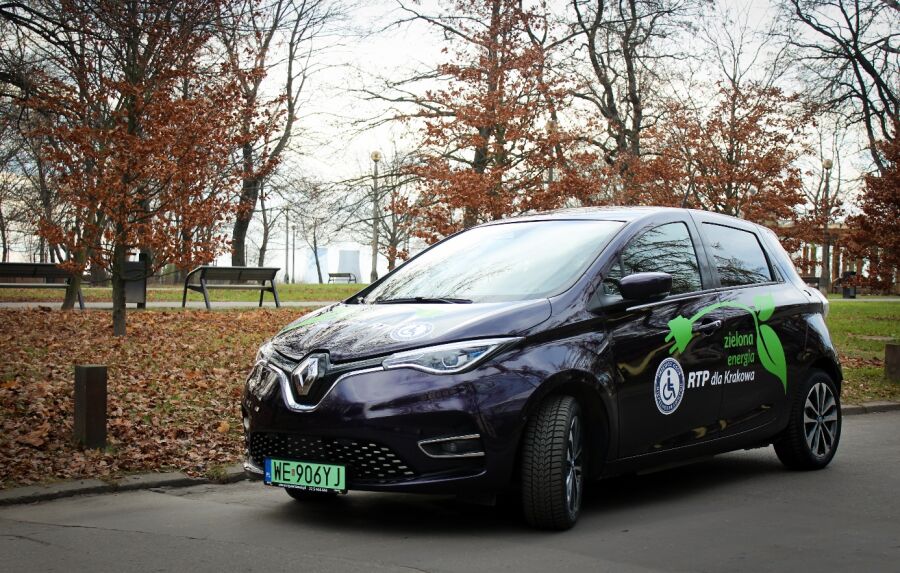 Zdjęcie przedstawia samochód dostosowany do przewozu osób z niepełnosprawnosciami